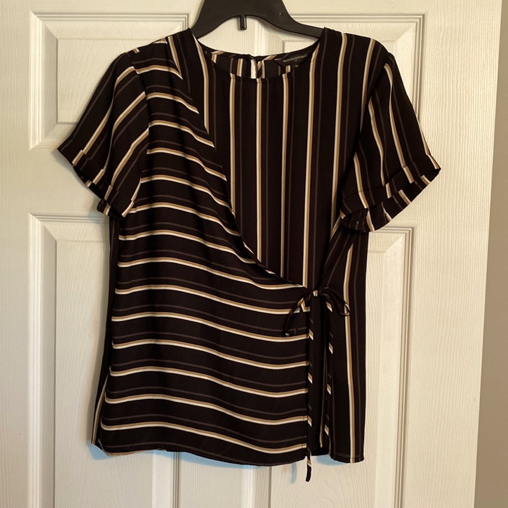 BANANA REPUBLIC BLOUSE-Short Sleeve, Wrap Style in Black/Gold Stripe Size M